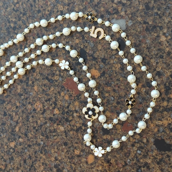 unbranded Jewelry - Trending😍Pearl/Flower necklace 😍